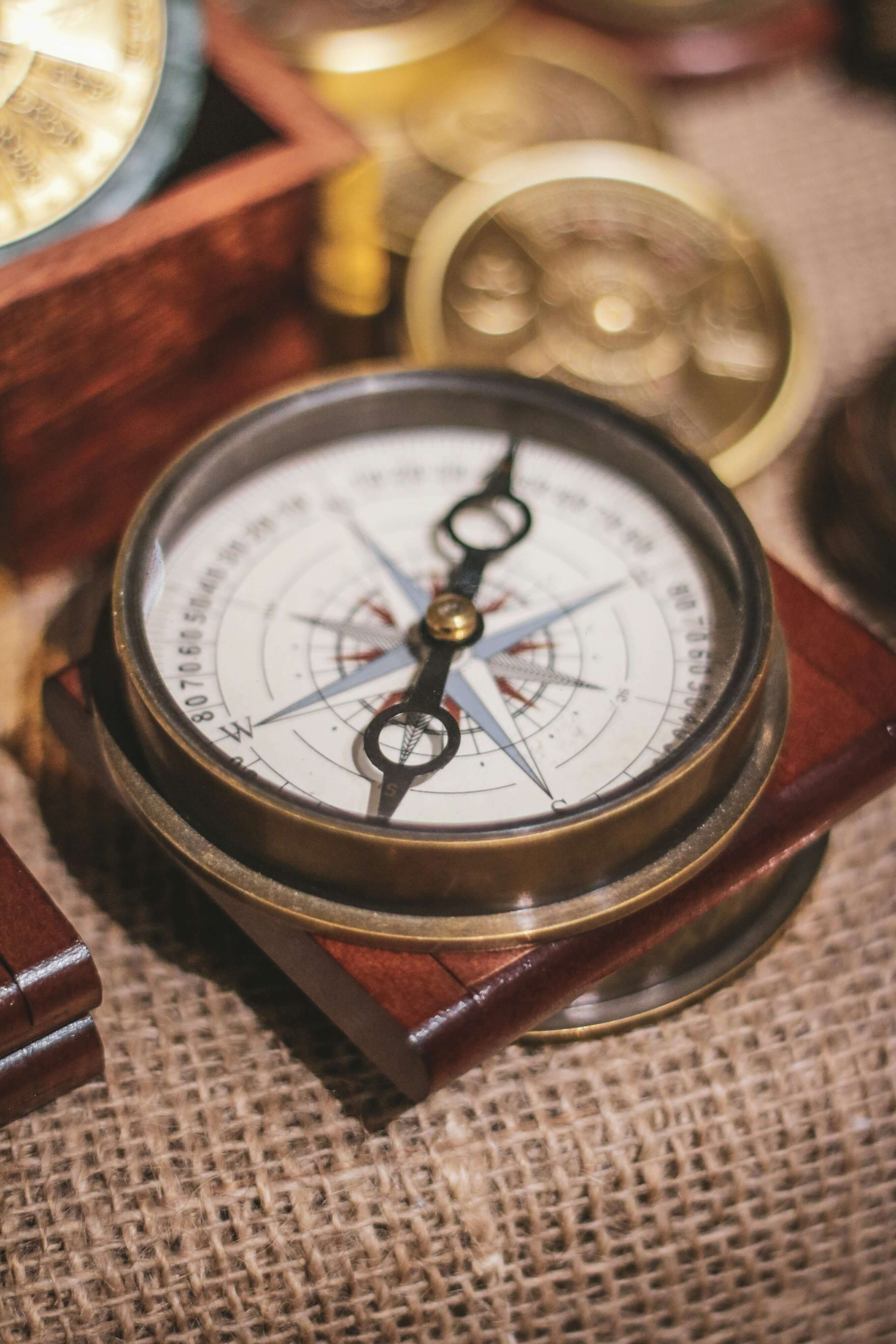 Un accompagnement indépendant — boussole ancienne en laiton, évoquant le cap et la liberté d'orientation