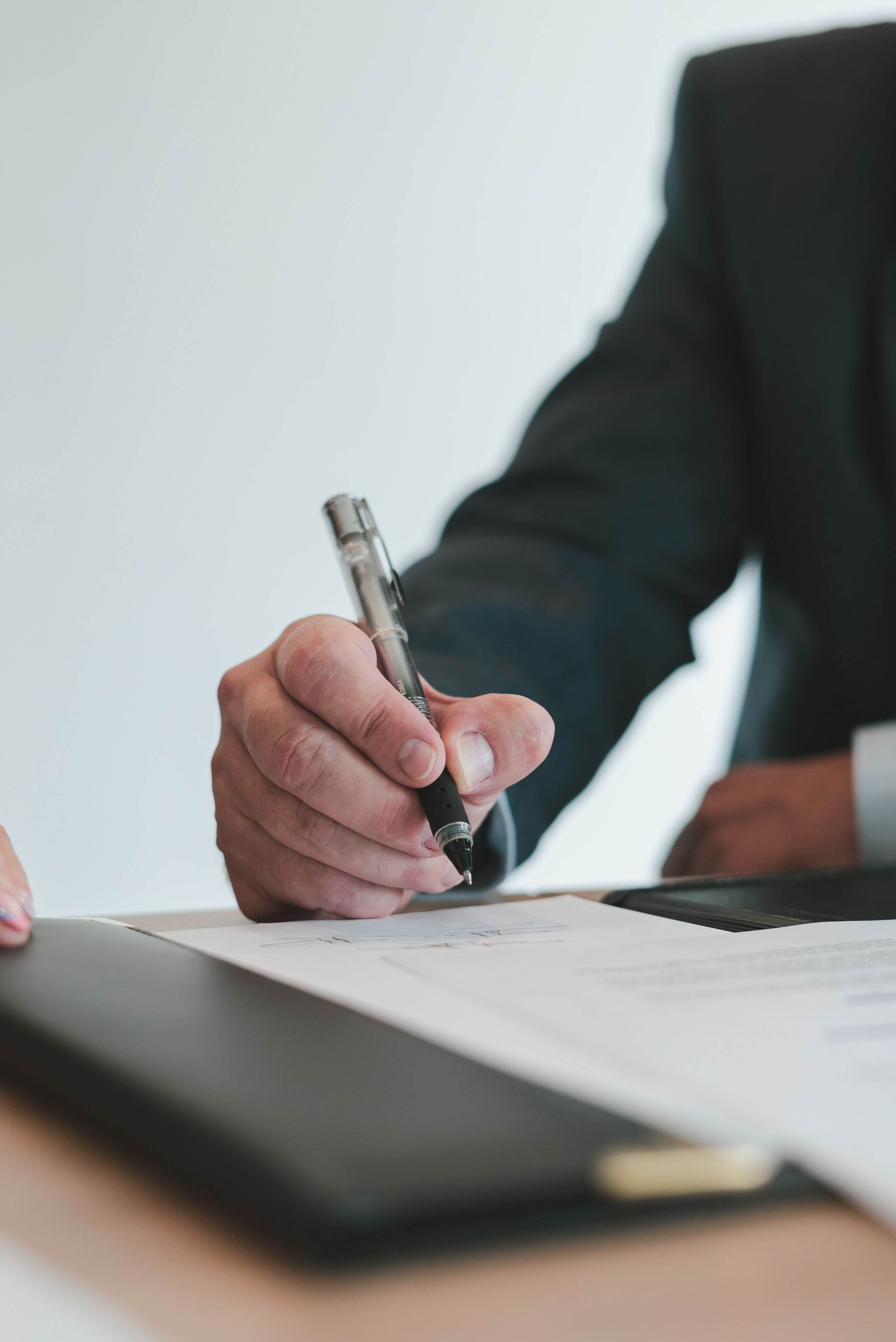 Le courtage de prêt immobilier — main signant un contrat de crédit