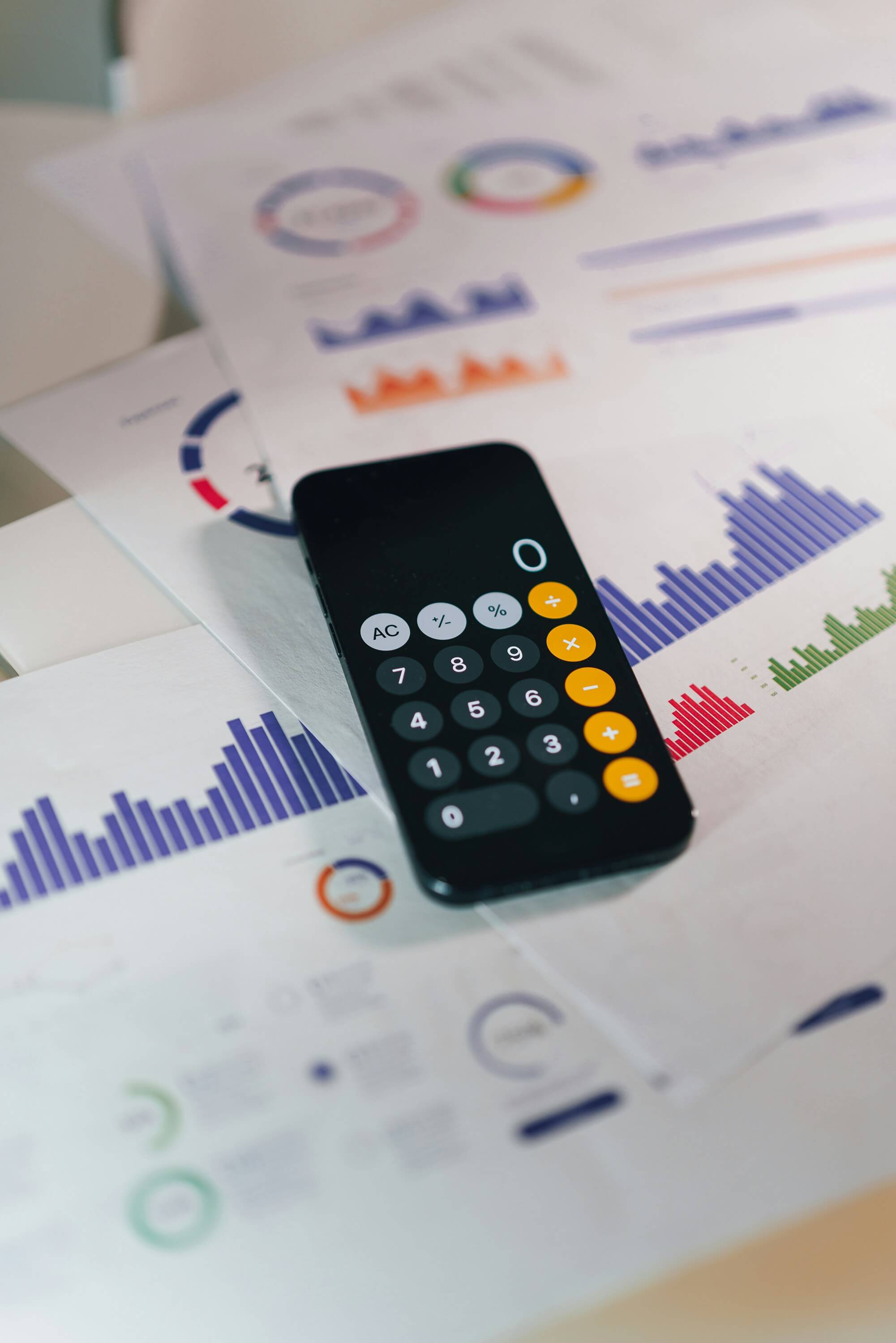 Le crédit comme outil — calculatrice posée sur des graphiques financiers