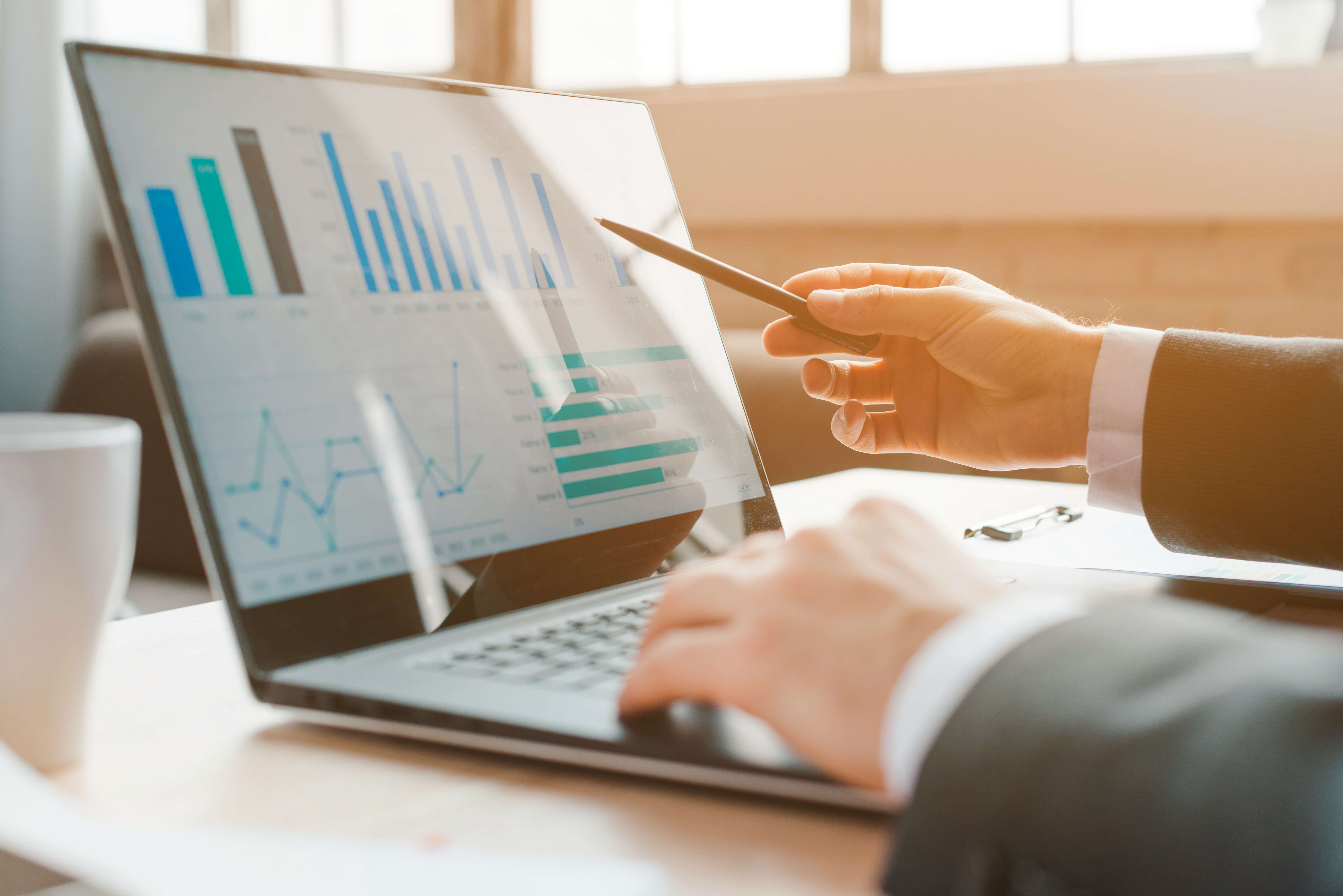 Étape Mise en œuvre — analyse de graphiques financiers sur ordinateur