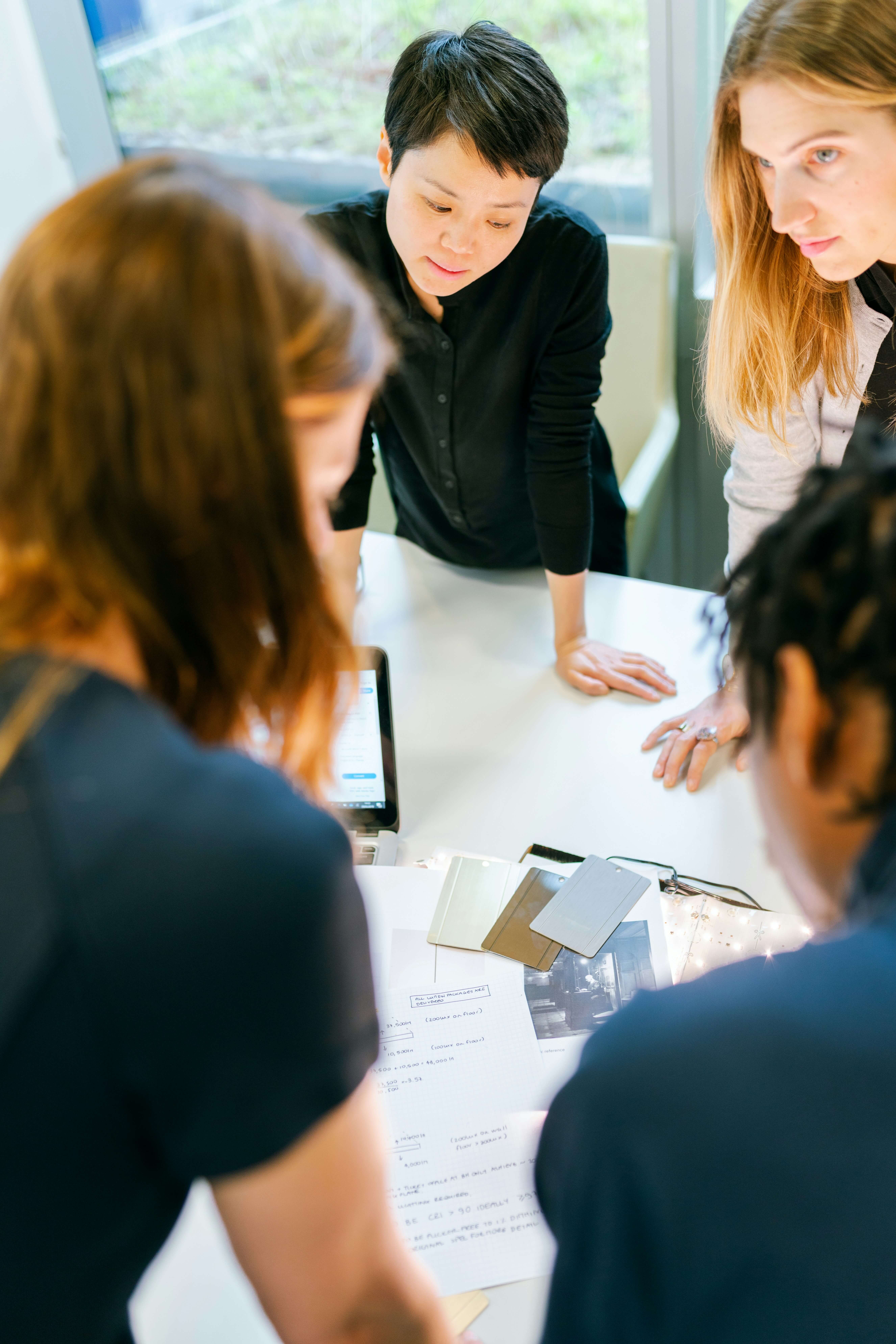 Savoir s'entourer — équipe collaborant autour d'une table de travail
