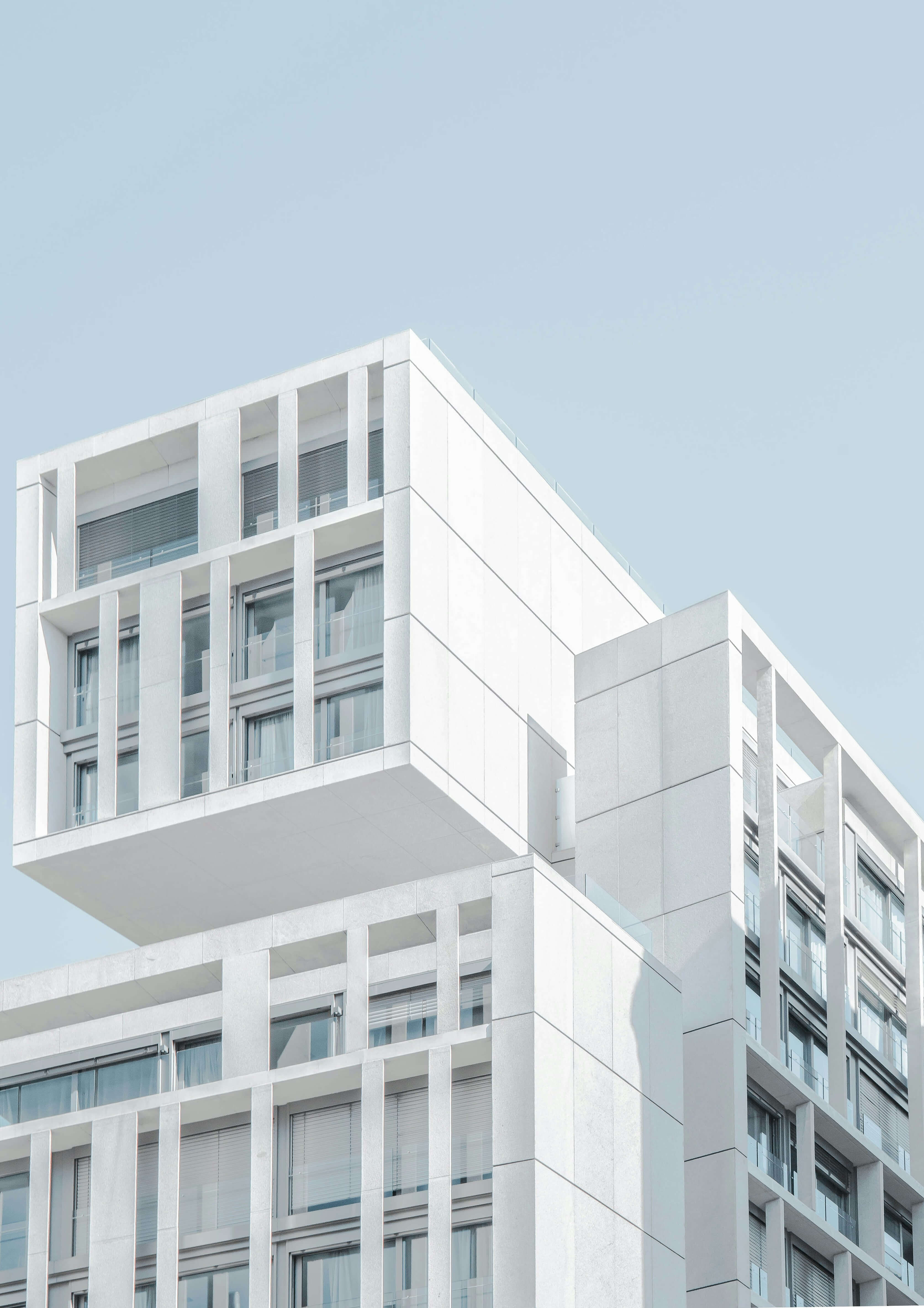 Construire un patrimoine immobilier — architecture moderne épurée