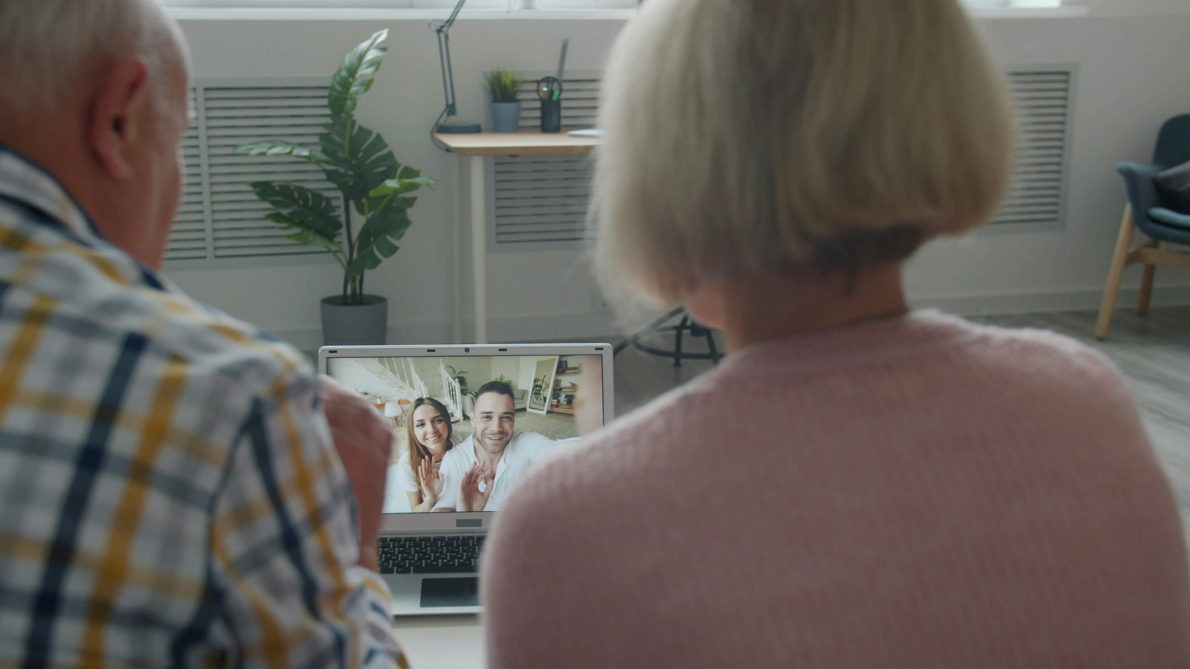 Étape Analyse civile — couple senior en visio avec leurs proches