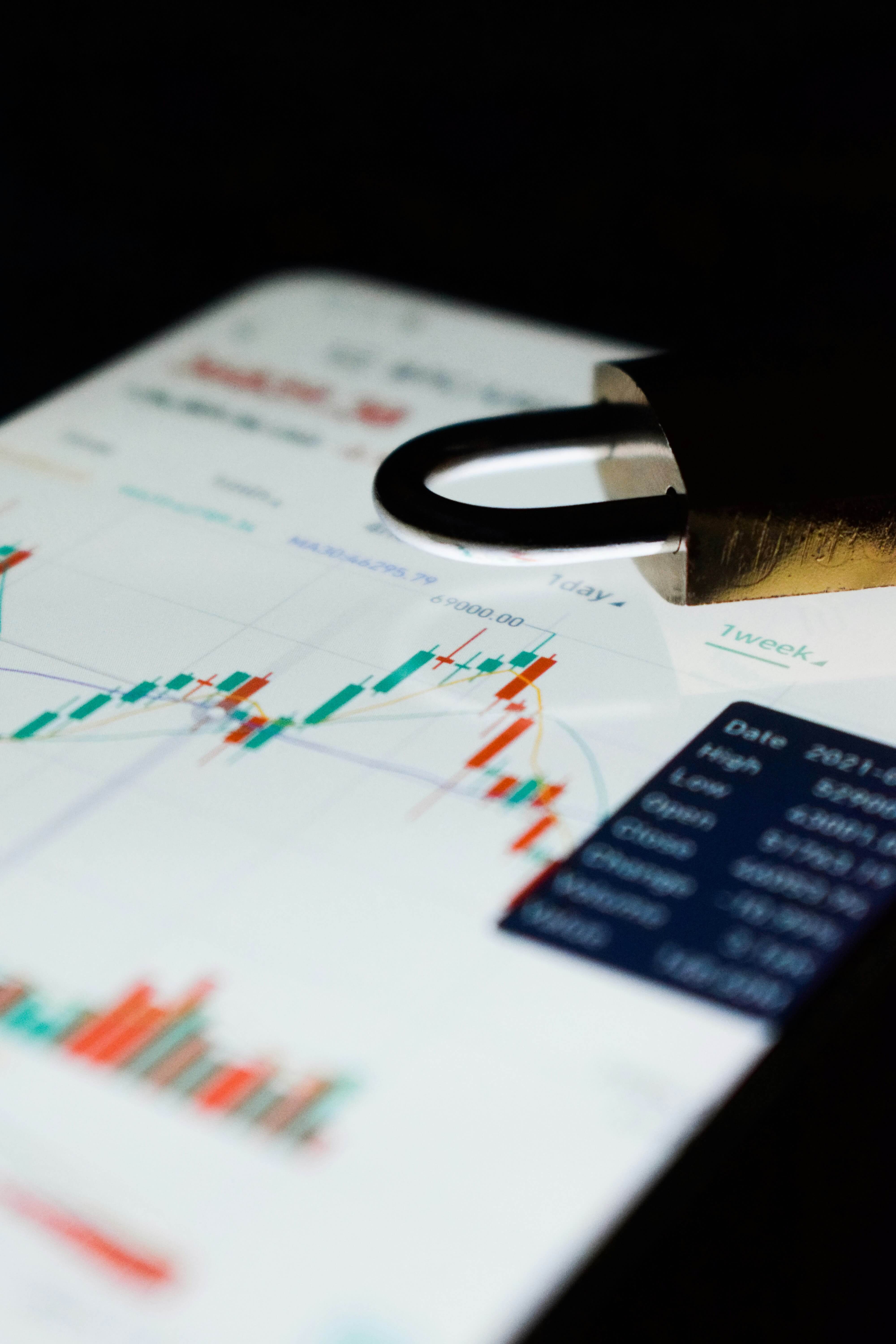 Les FCPI et FIP — graphique financier et cadenas, évoquant l'investissement bloqué et exonéré à la sortie