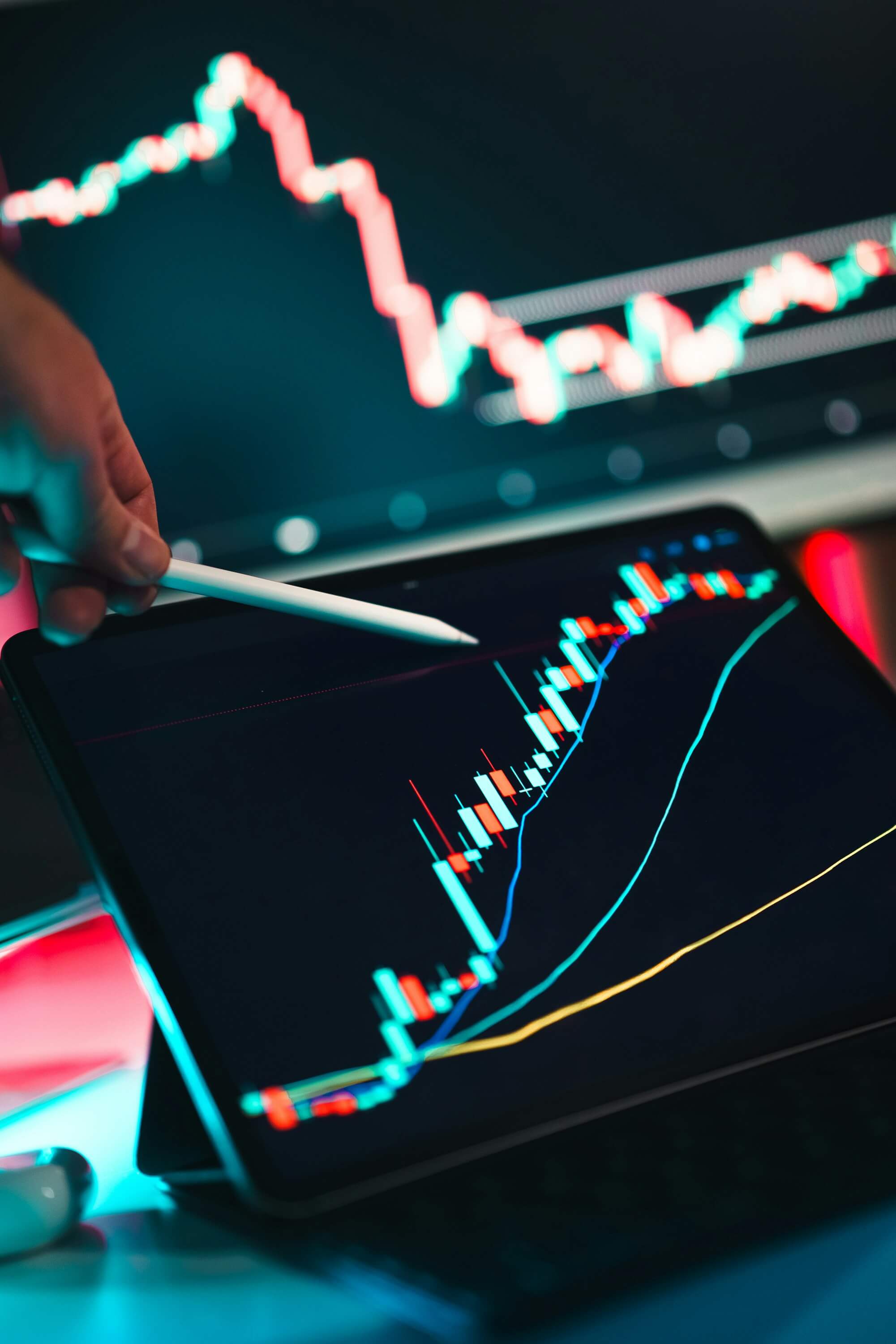Mobiliser l'épargne salariale — analyse de courbes financières sur tablette