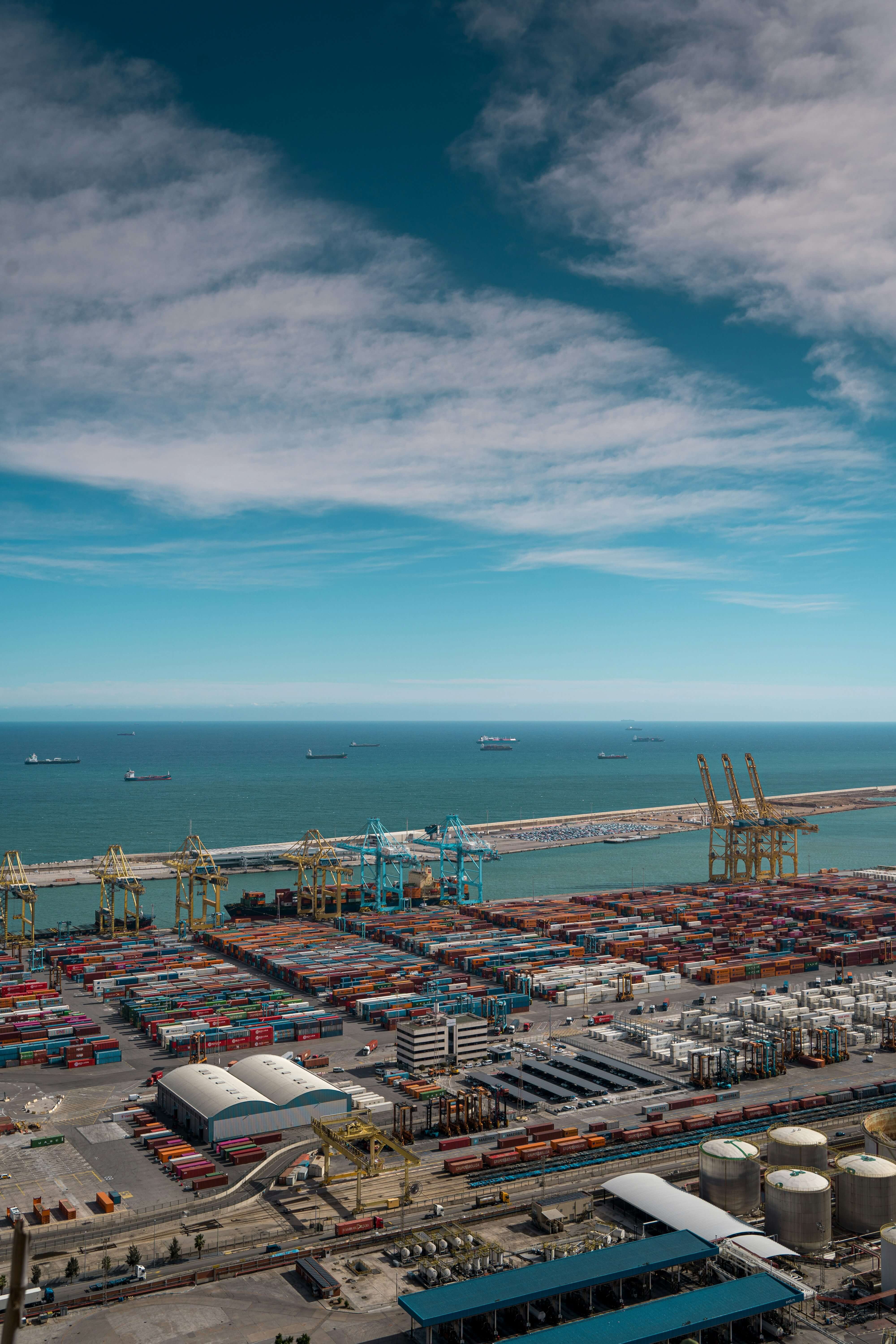 Le dispositif Girardin — port industriel avec containers, évoquant le financement de matériel Outre-mer