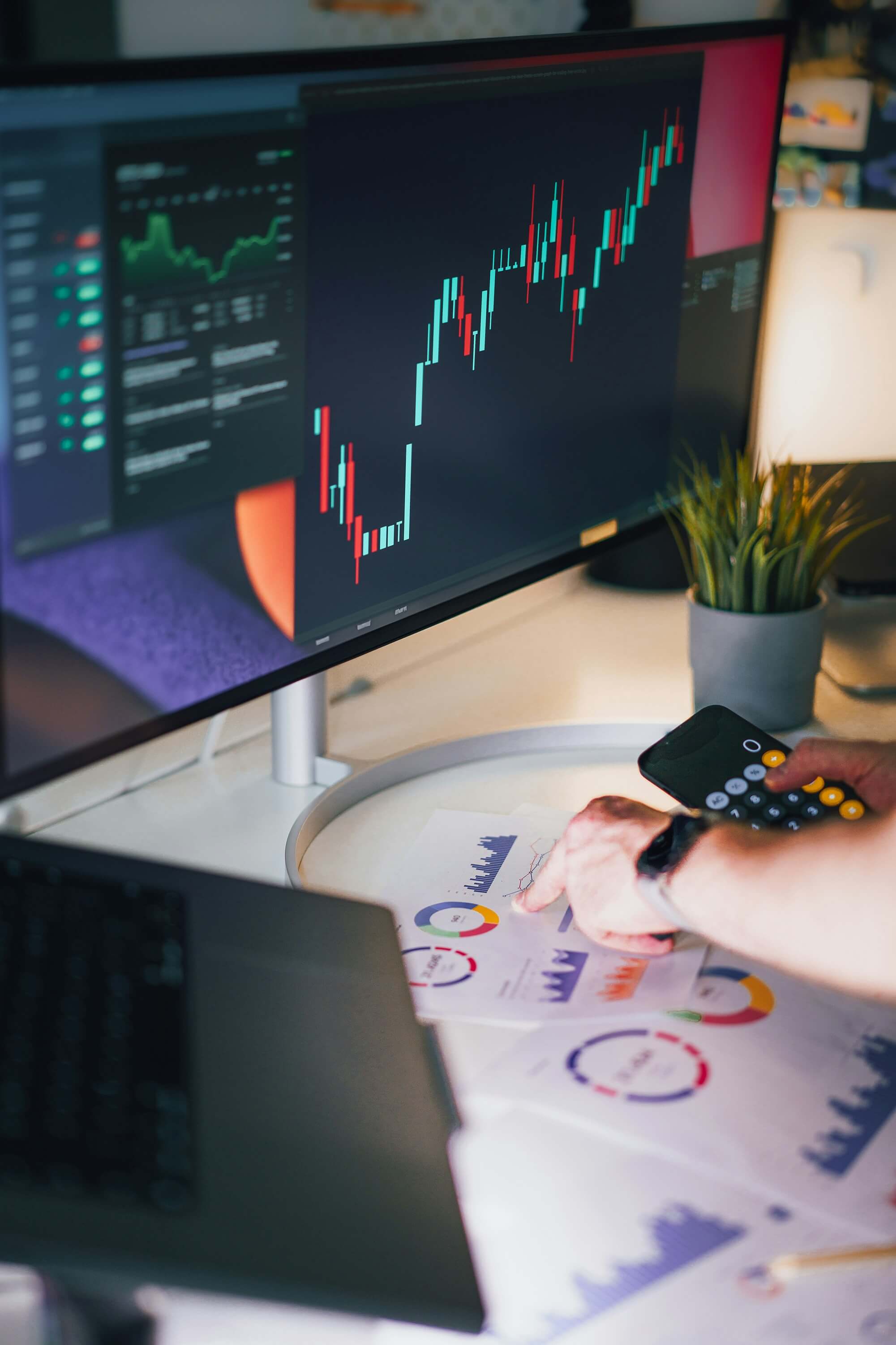 Le compte-titres — investisseur analysant ses positions sur écran