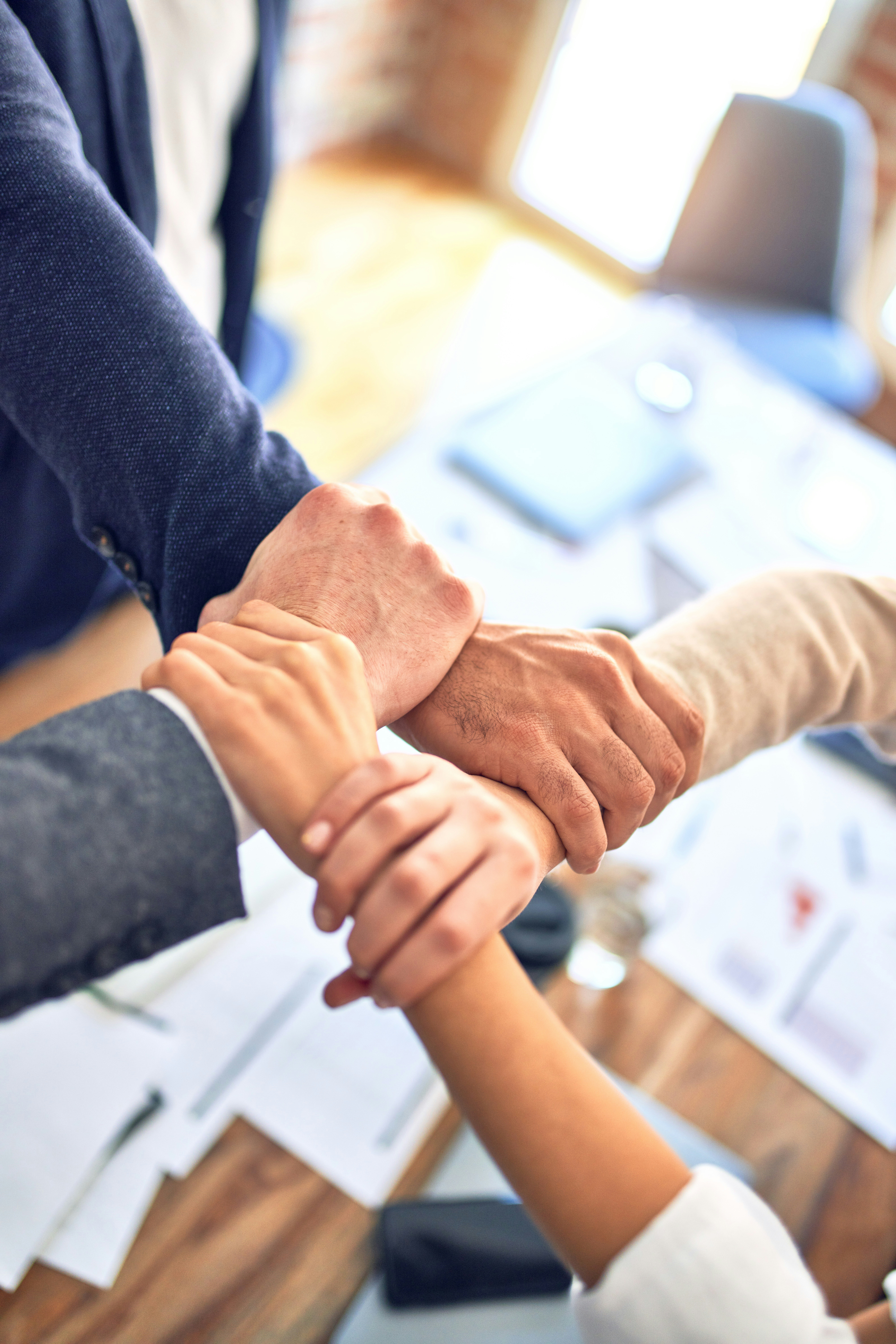 Vous protéger, vous et l'entreprise — mains enserrant les poignets en cercle de protection mutuelle