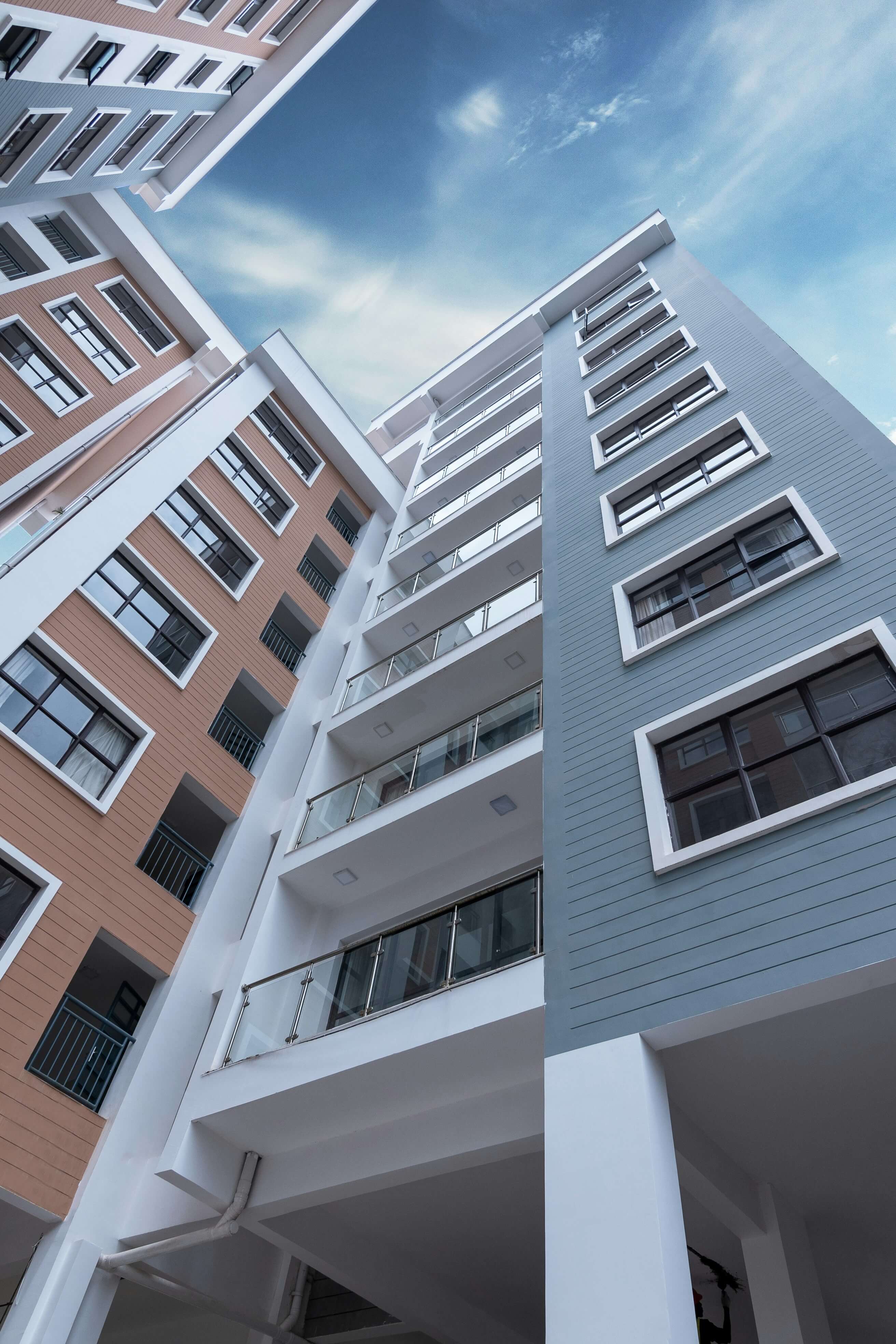 L'immobilier physique — immeubles d'habitation vus en contre-plongée