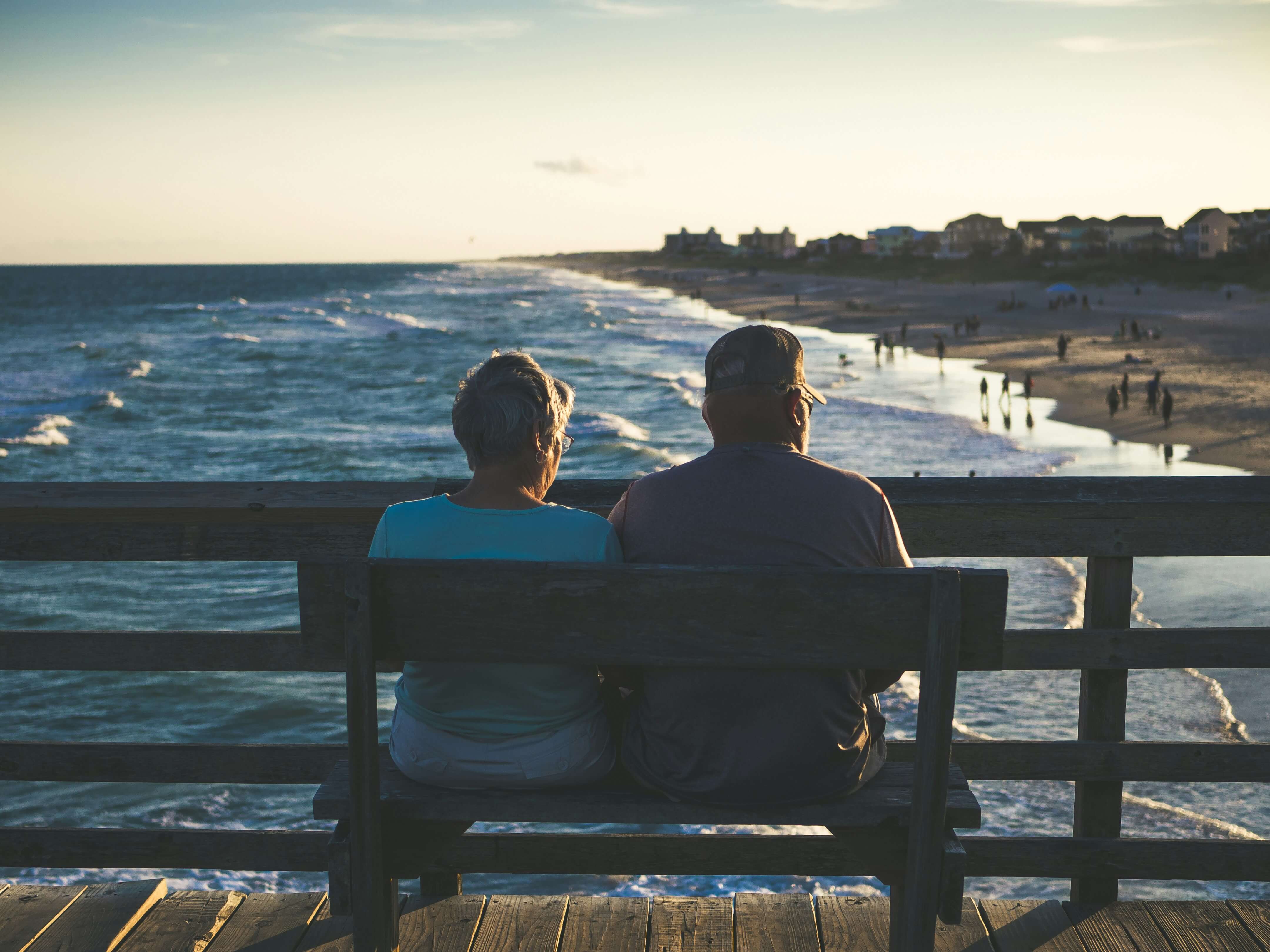 Étape Projection du besoin — couple senior contemplant la mer au coucher de soleil