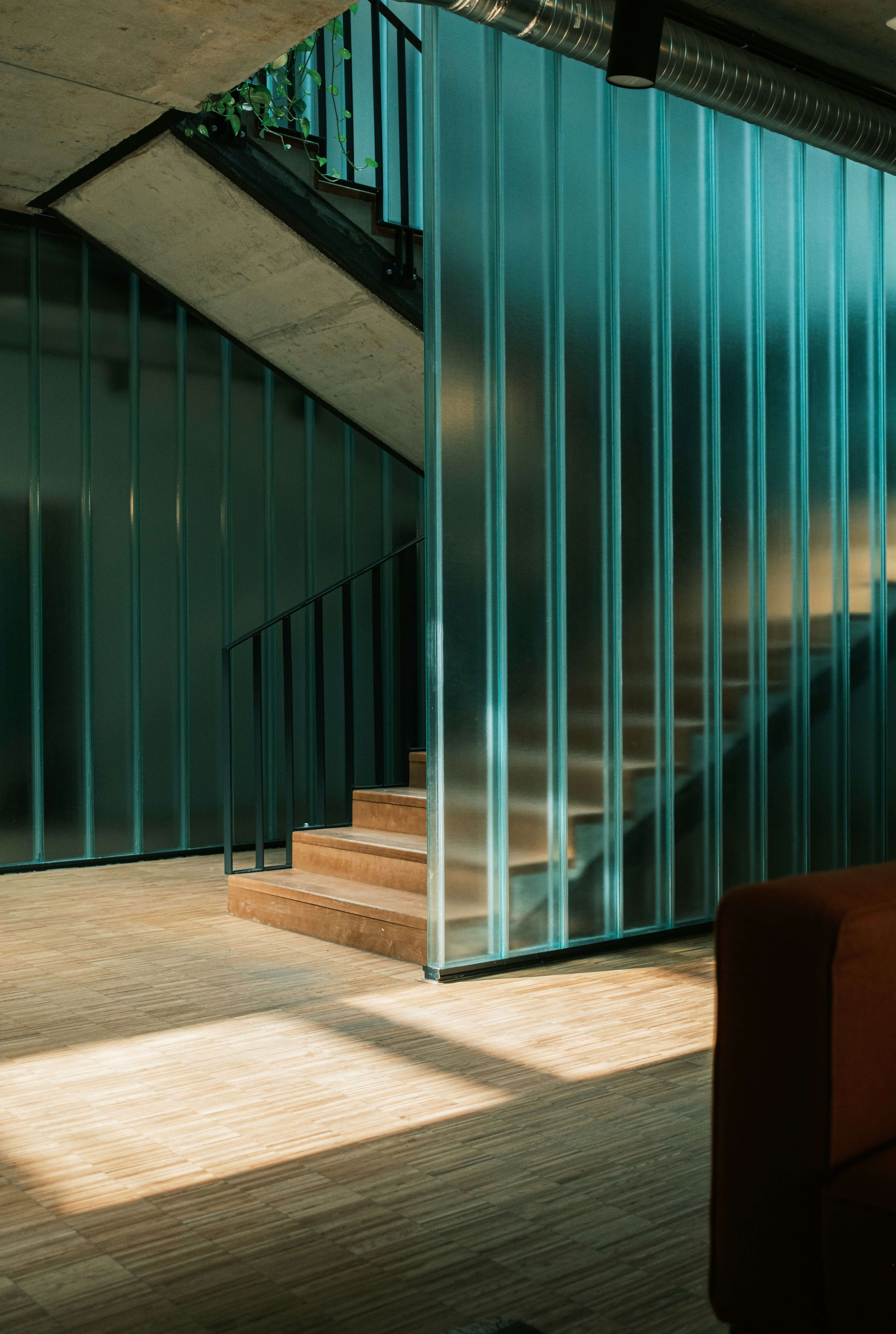 Bâtir un patrimoine tangible — intérieur architectural moderne avec escalier