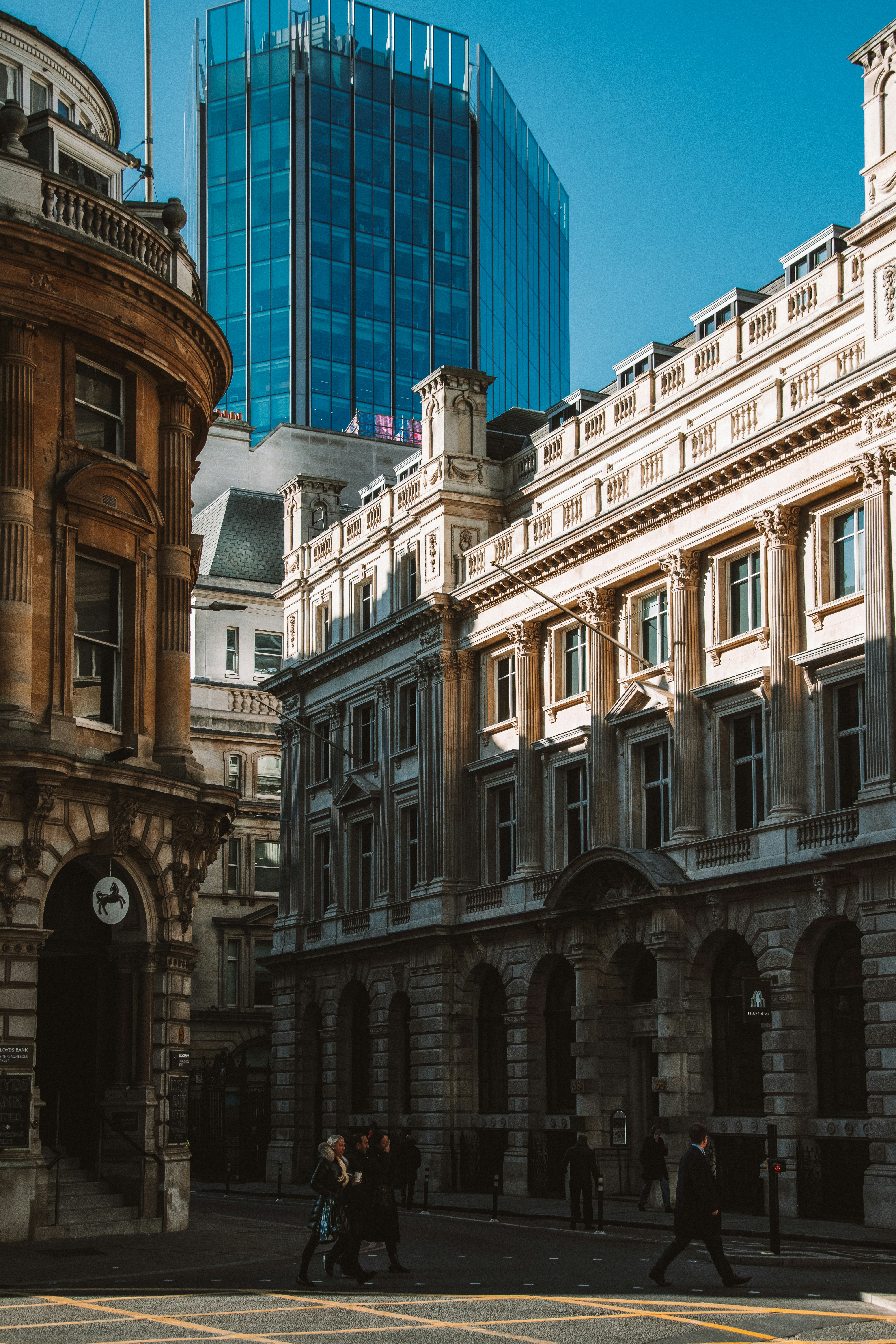 Les SCPI — façades haussmanniennes et tour de bureaux modernes, illustrant la diversification immobilière