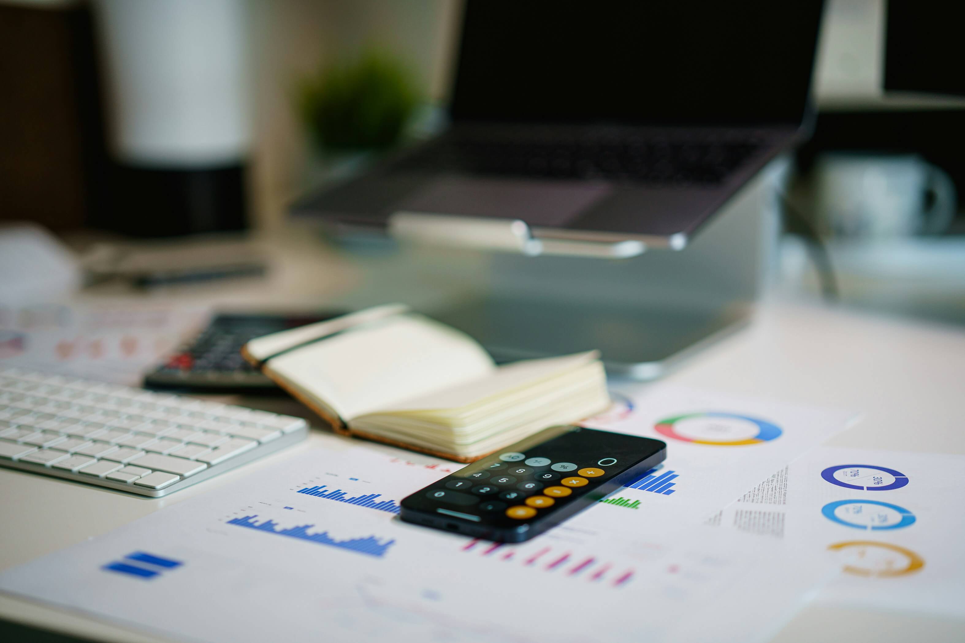 Accès aux meilleures solutions — bureau d'analyse financière avec graphiques