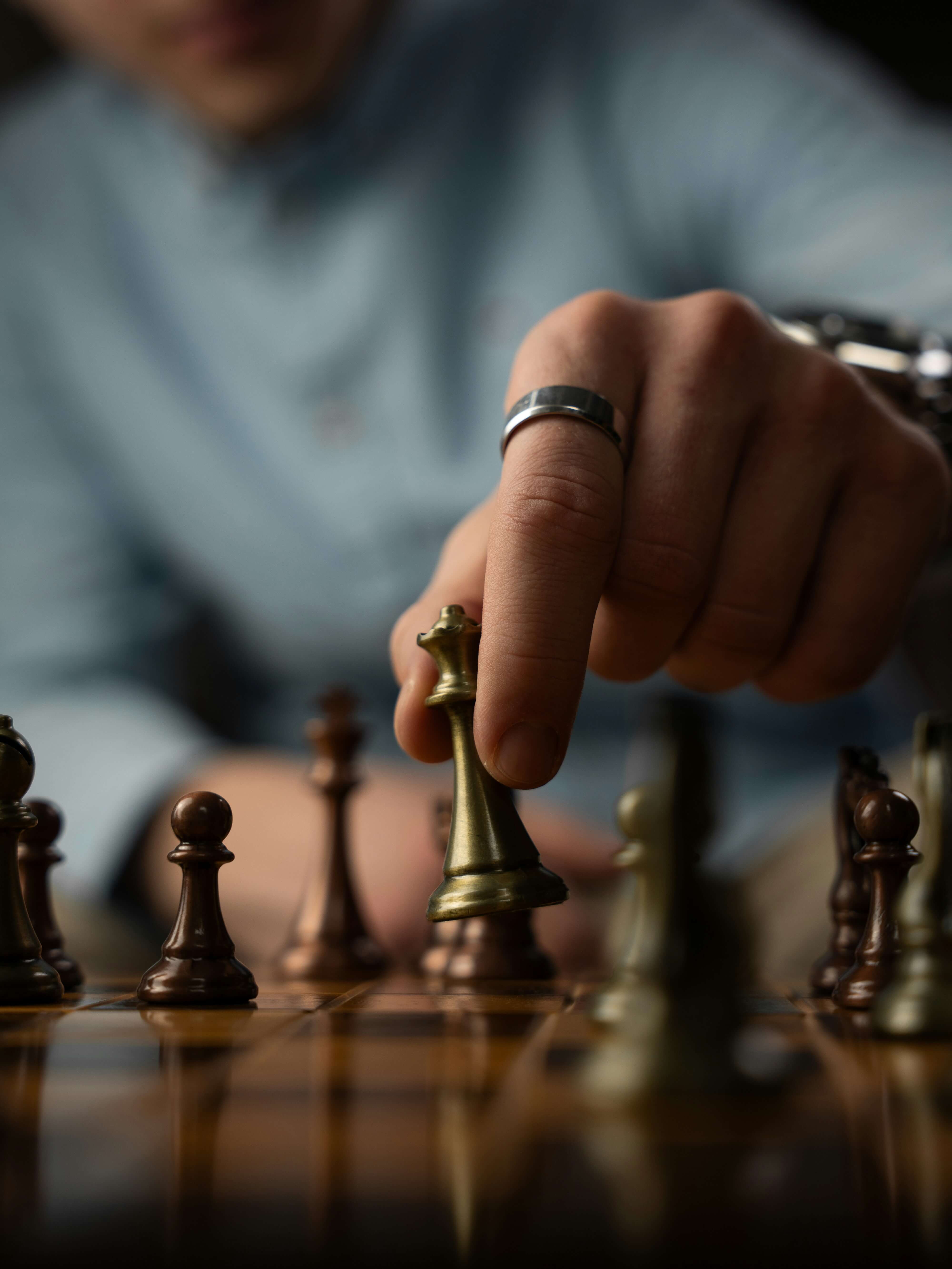 Étape Stratégie sur-mesure — main déplaçant une pièce d'échecs