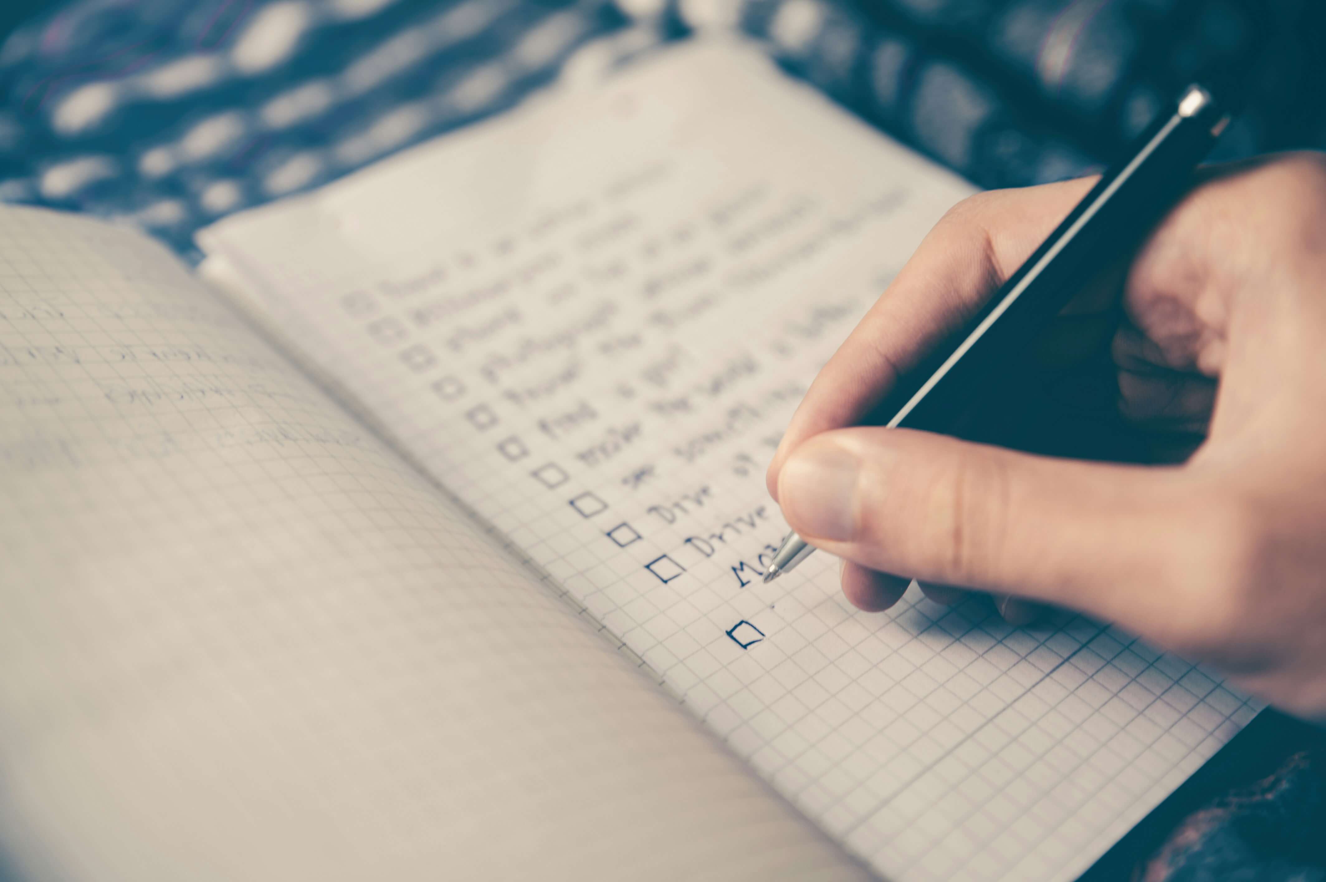 Étape Suivi annuel — checklist annotée à la main