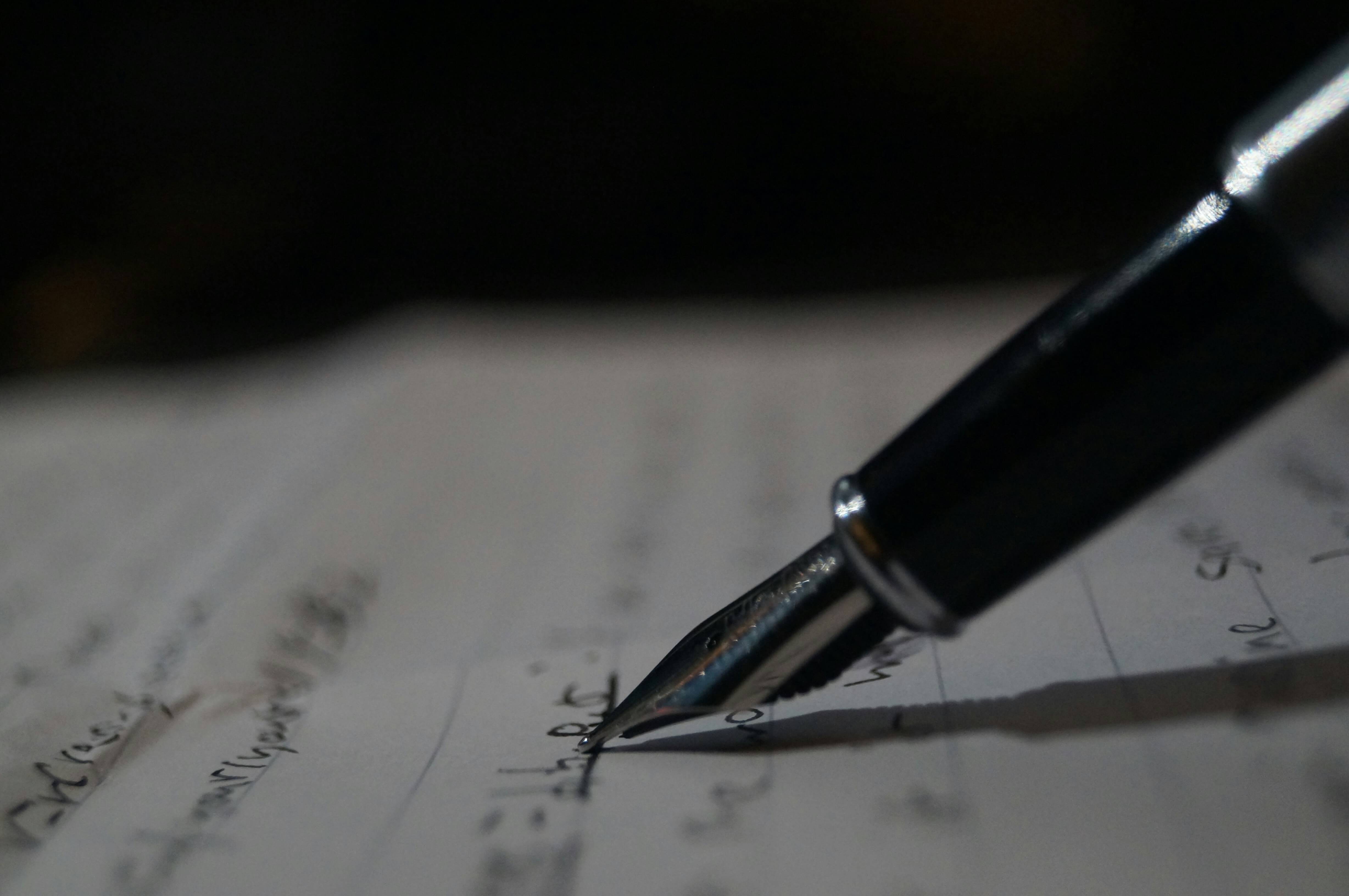 Étape Mise en œuvre et suivi — plume sur un document manuscrit, évoquant l'acte notarié