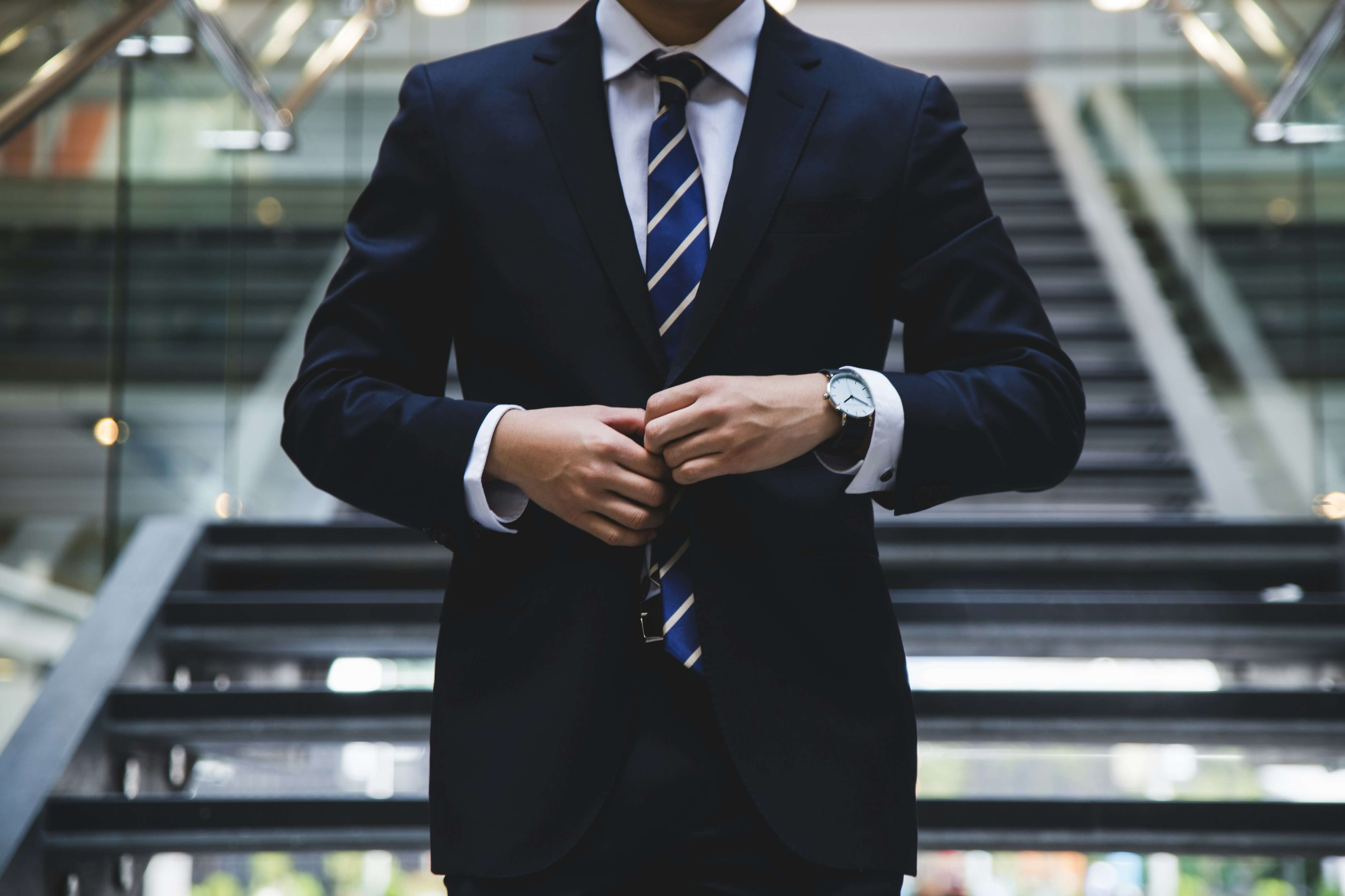 Interlocuteur unique — conseiller en entretien autour d'un ordinateur